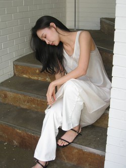 4 kiểu giày mùa hè phù hợp nhất để mix với quần ống rộng, giúp cả set đồ nhìn đẹp hơn hẳn