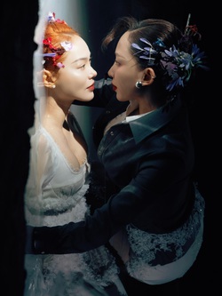 Ảnh nóng 1000 độ của 2 visual "đỉnh lưu" Minh Hằng và Tóc Tiên: Phụ nữ U40 nét quá!