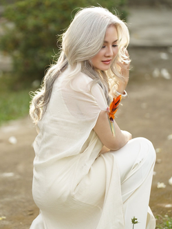 “Hoa hậu tóc bạc” của phụ nữ trung niên: Nhan sắc cao sang của người phụ nữ 52 tuổi gây chú ý với suối tóc bạc bồng bềnh