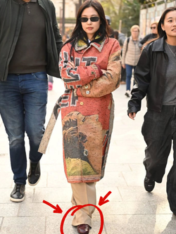 Hoá ra Jennie "fake" chiều cao kiểu này: Lùn mấy cũng không cắt quần, phải vừa đi vừa dẫm nguyên giày lên mới được!