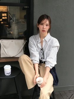 Quần màu trắng và be đang cực hot vì cứ mặc là trẻ đẹp