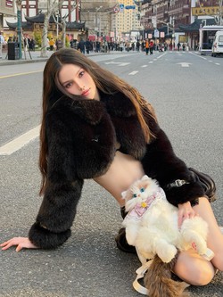 Nghìn tim cho bức ảnh cô gái Việt có gương mặt búp bê, vóc dáng như ma-nơ-canh bị bỏ quên trên phố Thượng Hải