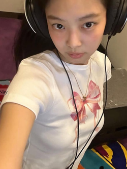 Jennie tinh tế thế nào: Diện đồ quốc tế vẫn khéo lăng xê cho brand nội địa