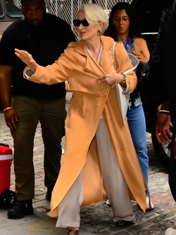 The Devil Wears Prada 2 lại gây thất vọng vì loạt outfit nhạt nhoà và khó hiểu của bà trùm thời trang