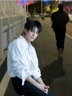 Từ bức ảnh Tống Uy Long chạy bộ lúc nửa đêm: Diện mạo đàn ông là di sản của những thói quen