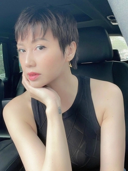 Mẹ vợ Đoàn Văn Hậu: Ở tuổi 49 vẫn khiến hội gái trẻ xin vía vì quá đẹp và sang