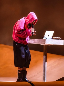 Dòng chữ tiếng Việt duy nhất xuất hiện trong màn trình diễn 260 tỷ của Justin Bieber tại Coachella