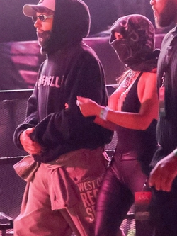 Cả Coachella không ai hiểu màn ăn mặc của Kim Kardashian: Vậy là muốn hở hay muốn kín?