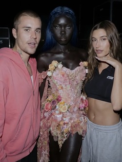 Xuất hiện “ngọc trai đen” đẹp như thần thoại: “Bạn thân” của Hailey Bieber và Kylie Jenner, nhan sắc này đến Coachella dễ kiếm tiền tỷ