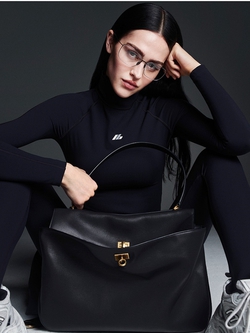 Màn lột xác đáng nể của “nepo baby” giàu từ trong trứng nước, là hình mẫu cool girl hở bạo không ai chê được