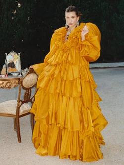 Hailey Bieber mặc lại váy vàng của Rosé nhưng thần thái khác hẳn, thẳng thắn nói về việc từng bị coi là “kẻ khó ưa”