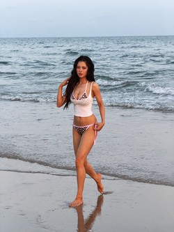 Muốn biết chụp bikini chào hè thế nào phải xem ảnh của mỹ nhân này, mẹ bỉm kiểu gì "lạ" vậy?