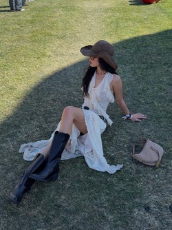 Ảnh gái xinh mặc đơn giản thả dáng trên bãi cỏ nhận hơn 50 ngàn tim, xem profile còn đỉnh hơn nữa