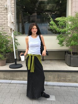 Chân váy đen đơn giản đến mấy cũng trở nên sang xịn mịn khi mix với 4 mẫu áo