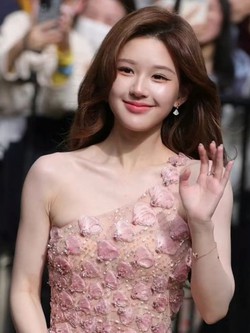 Triệu Lộ Tư mặc váy của NTK Việt, nhan sắc đẹp lên thấy rõ