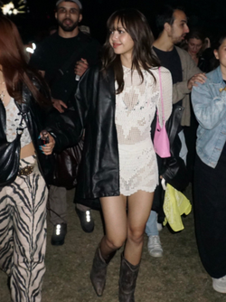 Không cần logo to ngã ngửa, Lisa vẫn khiến túi 200 triệu thành hot trend