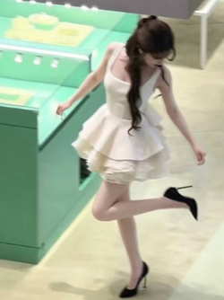 Nể Triệu Lộ Tư: Chỉnh giày thôi cũng tạo khoảnh khắc triệu view, sao nổi tiếng chiếu mệnh rõ ràng!