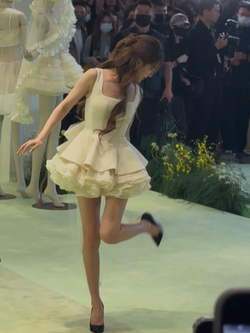 Nể Triệu Lộ Tư: Chỉnh giày thôi cũng tạo khoảnh khắc triệu view, sao nổi tiếng chiếu mệnh rõ ràng!