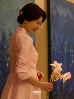 Áo dài Việt Nam khiến Phu nhân Hàn Quốc khen ngợi: Họa tiết mang ý nghĩa đẹp, quá trình chọn màu và lên phom vô cùng tỉ mỉ