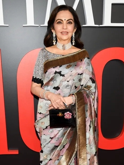 Người phụ nữ giàu nhất châu Á đeo viên kim cương có một không hai trên đời đến tiệc có Jennie