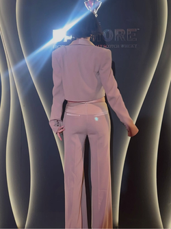 Mỹ nhân đẹp nhất thế giới bị dòm ngó vì chiếc quần tựa như trong suốt