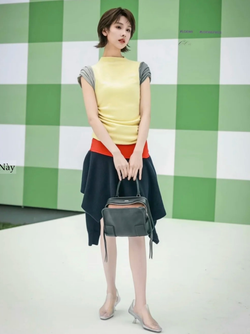 Vì sao Trần Đô Linh mang túi không kéo khóa tại show Loewe?