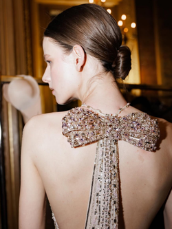 Nỗi đau phía sau chiếc đầm lộng lẫy khiến triệu người xót xa