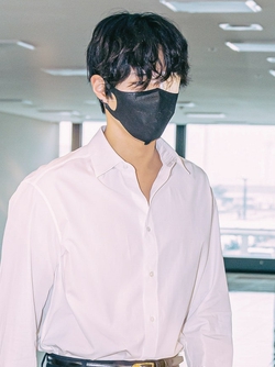 Park Bo Gum bịt kín 1 mắt vì tổn thương, thành ra lại nam tính hơn bình thường!