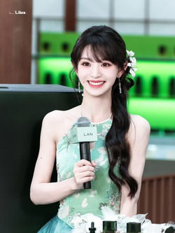 Điền Hi Vi không còn cố khoe vòng 1, chọn mặc đồ local brand Việt sau sự cố cắt sóng