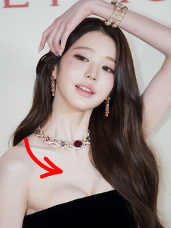 Thực hư chuyện khe ngực của "công chúa Kpop" bị xoá sạch bởi tay BVLGARI