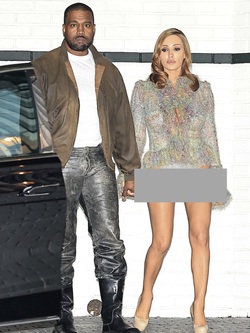 Tình hình hiện tại của vợ Kanye West: Mặt xinh như búp bê còn quần thì bỏ quên ở nhà