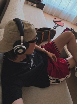 G-Dragon đính hoa cúc lên tai nghe, lập tức "cháy hàng"