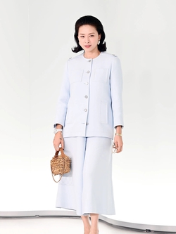 Tiếc cho Ngô Thanh Vân, ngồi ghế đầu show Chanel với toàn sao hot nhưng tạo hình bị nói "như bà ngoại"