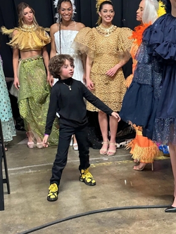 Video 30 triệu view hé lộ "thần đồng" hot nhất giới thời trang: 10 tuổi đã diễn ở Paris Fashion Week, mở brand riêng nhưng gây tranh cãi vì một lý do
