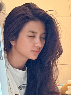 Chùm ảnh hiếm về mặt thật của mỹ nhân Kim Tuyến được tiết lộ trong nhóm chat với người thân cận