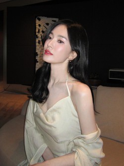 Hình ảnh mới của Song Hye Kyo khiến Suzy cũng phải cảm thán
