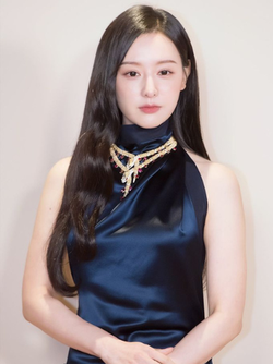 Kim Ji Won gặp đối thủ nhan sắc xứng tầm