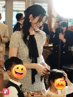 Thiên thần nội y đụng đầm đính hàng nghìn bông hoa với Jisoo: Người ngọt ngào như nàng thơ, người kiêu sa như công chúa