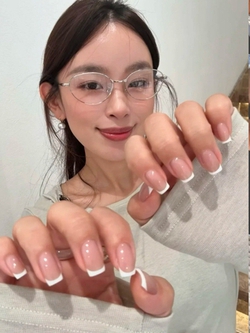 Nail 2026 không còn chuộng đính đá, phụ nữ sành điệu đang mê những bộ móng tinh giản