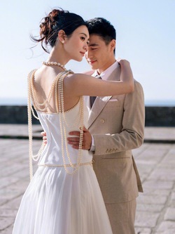 Chiếc váy Chanel và sợi ngọc trai gia bảo của mẹ chồng: Đám cưới của gia tộc họ Hà chính là màn phô diễn "văn hóa hào môn"