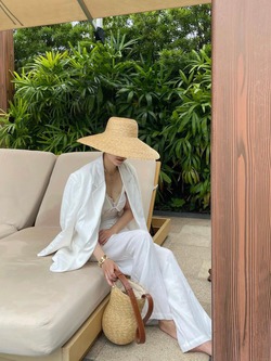 Những món đồ không thể thiếu trong vali du lịch của các cô gái theo đuổi phong cách old money