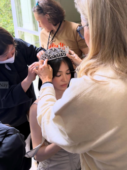 Chiếc vương miện hơn 100 tuổi của Song Hye Kyo và màn đụng độ bất ngờ với Anne Hathaway