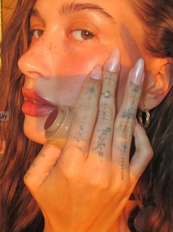 Hailey Bieber chẳng cần nail cầu kỳ vẫn khiến cả thế giới thi nhau bắt chước