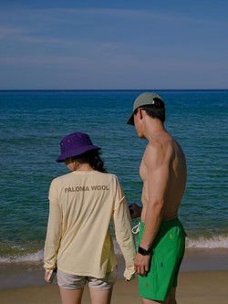 “Thầy giáo” bảnh nhất lúc này: U50 body hết nước chấm, cùng vợ làm thành couple mặc chất suốt một thập kỷ
