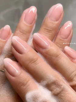 Xu hướng 2026 là sơn móng tay đơn giản nhất có thể: 5 màu nude hội công sở phải biết