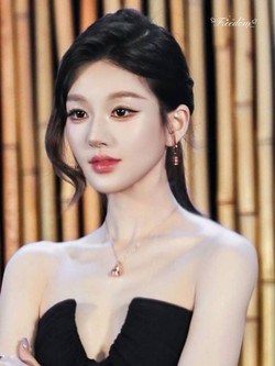 Triệu Lộ Tư ngày càng giống hot girl mạng