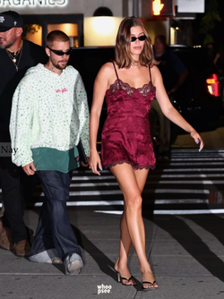 Hailey Bieber lại biến đường phố thành sàn diễn với chiếc váy "có tiền chưa chắc mua được"