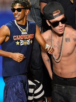 Lamine Yamal lộ hết vòng 3, khiến quần lót cháy hàng, tưởng mình là Justin Bieber hay sao?