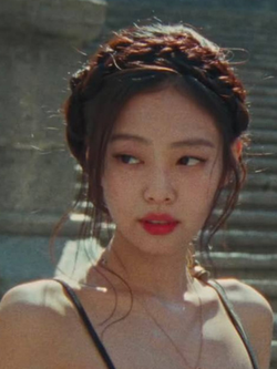 Jennie hẹn hò với "tình trẻ" khiến dân tình nhớ đến hình ảnh 4 năm trước