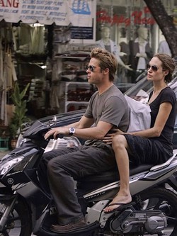 Cặp diễn viên Hollywood để đầu trần, phóng xe máy ở Việt Nam: Khoảnh khắc đẹp kinh điển, mãi mãi không có lần hai